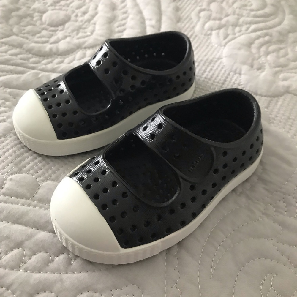 BRAND NEW! Infant Natives size 4. Juniper style.